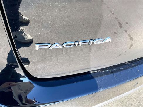 Used 2024 Chrysler Pacifica Touring-L image 29