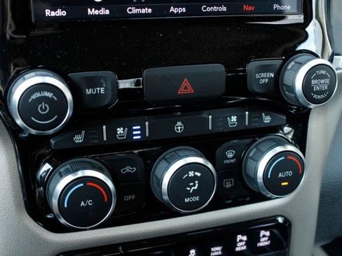 Used 2019 RAM 1500 Laramie AWD/4WD image 26