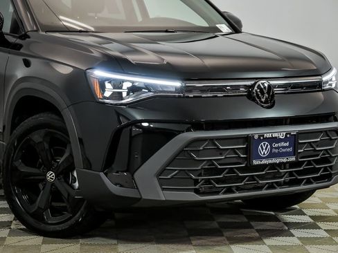 Used 2025 Volkswagen Taos SE image 2