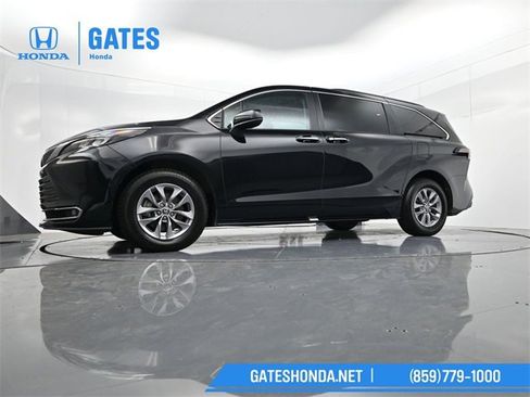 Used 2024 Toyota Sienna XLE image 45