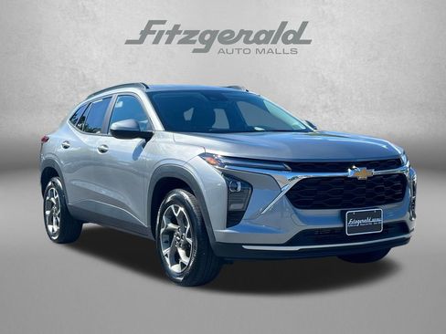 Used 2025 Chevrolet Trax LT FWD image 1