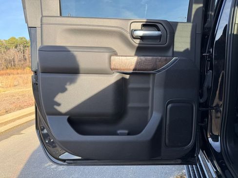 Used 2021 GMC Sierra 2500 Denali w/ Denali Black Diamond Edition image 14