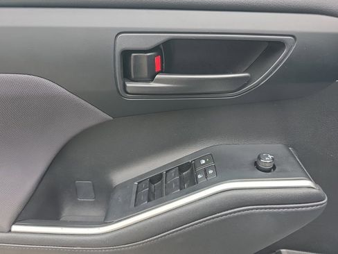Used 2024 Toyota Highlander LE image 18