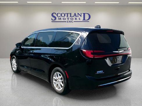 Used 2025 Chrysler Pacifica Select FWD image 8