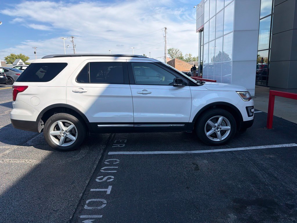 Used 2017 Ford Explorer XLT w/ Equipment Group 201A AWD/4WD image 2