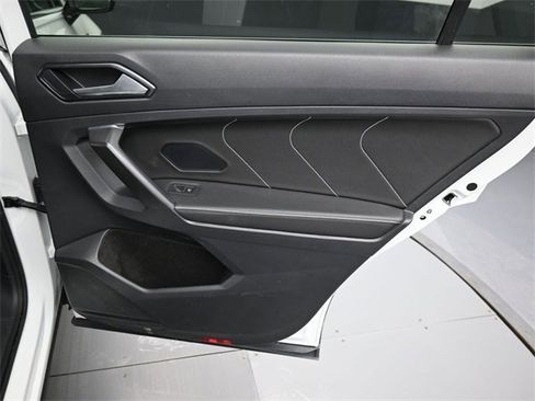 Used 2023 Volkswagen Tiguan SE image 33