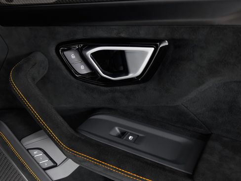 Used 2024 Lamborghini Urus Performante AWD/4WD image 45