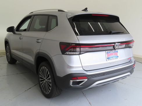 New 2026 Volkswagen Taos SE FWD image 6