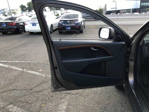 Used 2010 Volvo XC70 3.2 image 9