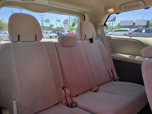 Used 2015 Toyota Sienna LE image 18