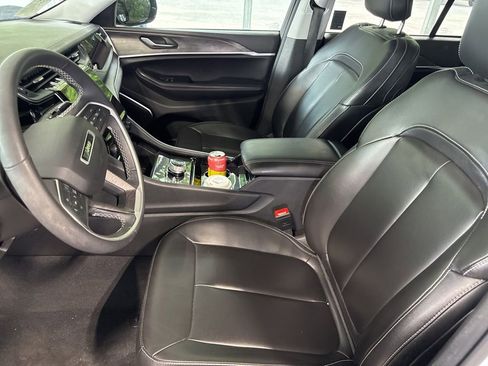 Used 2023 Jeep Grand Cherokee Limited w/ Black Appearance Package image 8