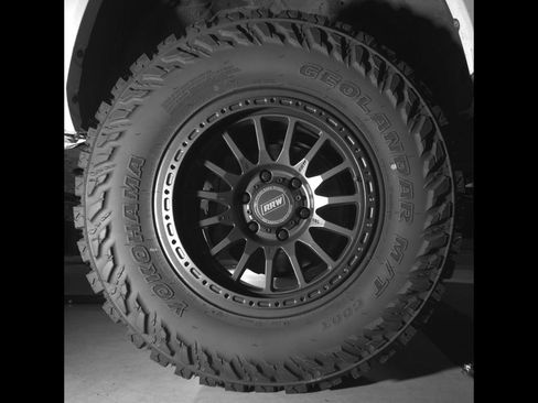Used 2017 Toyota Tacoma TRD Off-Road AWD/4WD image 11