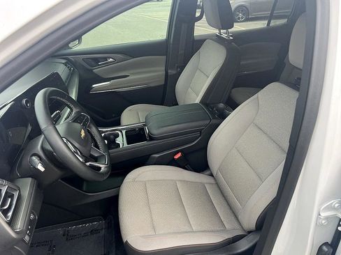 Used 2024 Chevrolet Traverse LT image 14