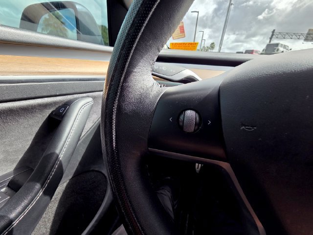 Used 2023 Tesla Model Y Performance AWD/4WD image 17