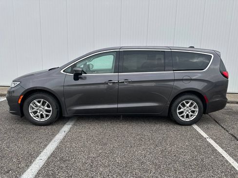 Used 2023 Chrysler Pacifica Touring-L FWD image 3