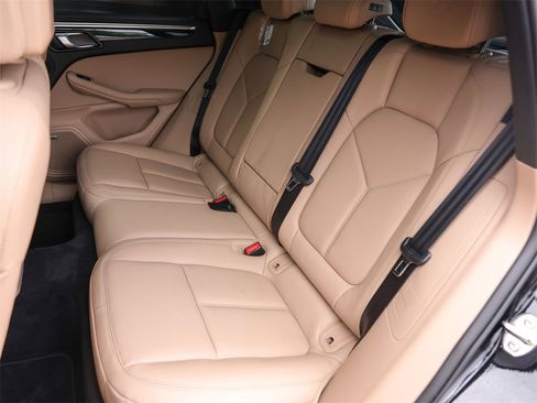 Certified 2025 Porsche Macan image 30