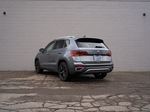 Used 2022 Volkswagen Taos SE w/ Panoramic Sunroof Package image 3