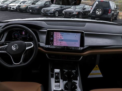 Used 2025 Volkswagen Atlas Cross Sport SE image 28