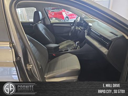 Used 2025 Volkswagen Jetta SE FWD image 34