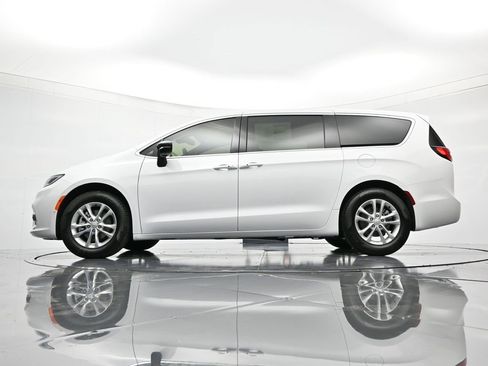 New 2026 Chrysler Pacifica Select image 42
