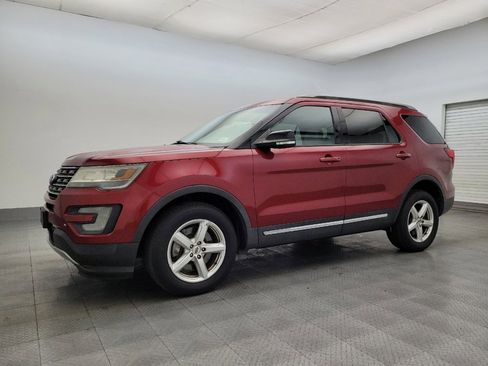 Used 2017 Ford Explorer XLT image 2