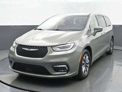 Used 2022 Chrysler Pacifica Touring-L image 1