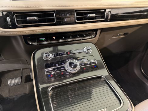 Used 2022 Lincoln Nautilus FWD w/ Premium Package image 19