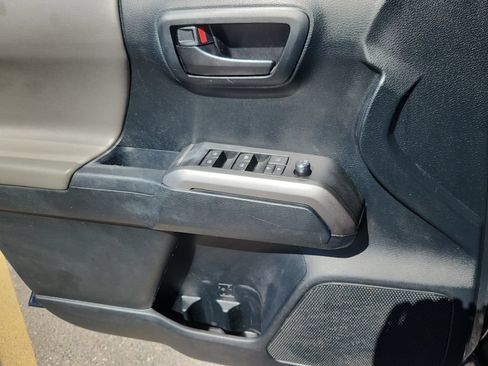 Used 2017 Toyota Tacoma SR5 RWD image 8