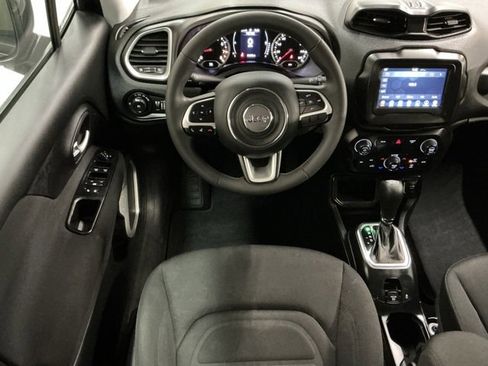 Used 2018 Jeep Renegade Latitude image 11