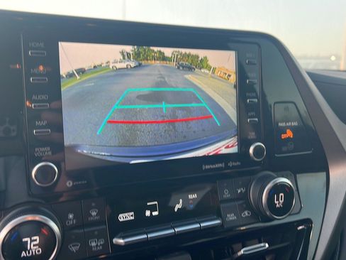 Used 2022 Toyota Highlander XLE image 27