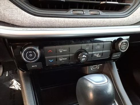 Used 2024 Jeep Compass Latitude w/ Sun and Sound Group AWD/4WD image 35