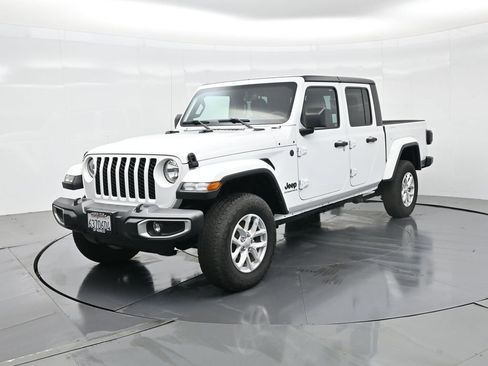 Used 2023 Jeep Gladiator Sport image 2