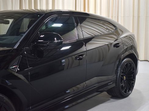 Used 2025 Lamborghini Urus SE image 2