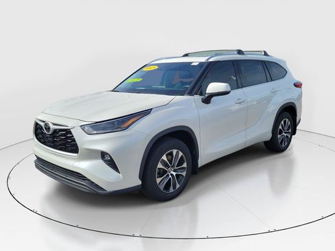 Used 2021 Toyota Highlander XLE AWD/4WD image 2