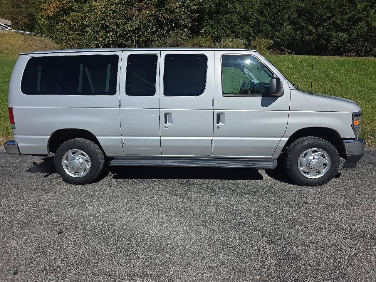 Used 2010 Ford E-350 and Econoline 350 XL RWD image 2