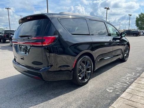 New 2025 Chrysler Pacifica Limited FWD image 6