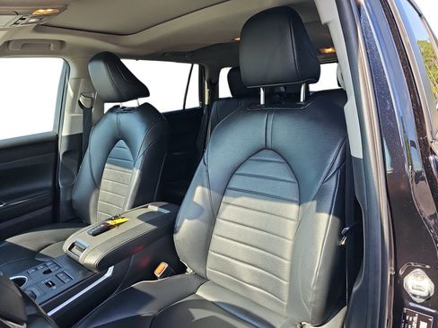 Used 2023 Toyota Highlander XLE AWD/4WD image 12