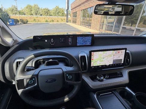 Used 2025 Ford Expedition Active AWD/4WD image 7