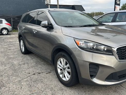 Used 2019 Kia Sorento LX Sport Utility 4D image 2