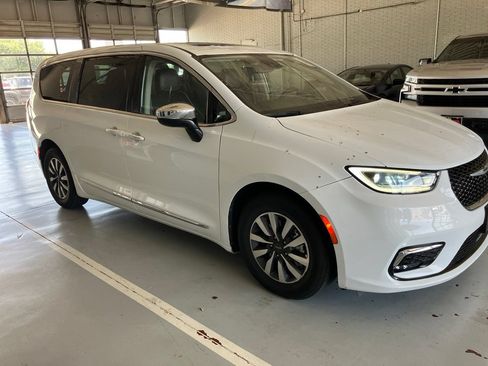 Used 2023 Chrysler Pacifica Limited FWD image 3