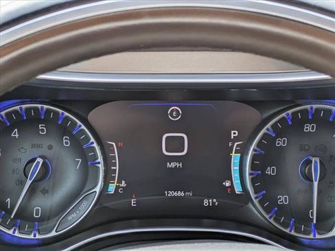 Used 2017 Chrysler Pacifica Limited FWD image 11