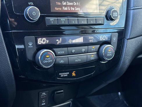 Used 2017 Nissan Rogue SV AWD/4WD image 20
