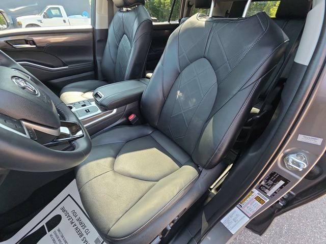 Used 2025 Toyota Highlander Platinum AWD/4WD image 11