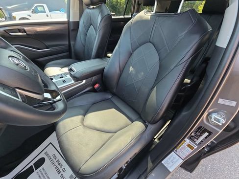 Used 2025 Toyota Highlander Platinum AWD/4WD image 11