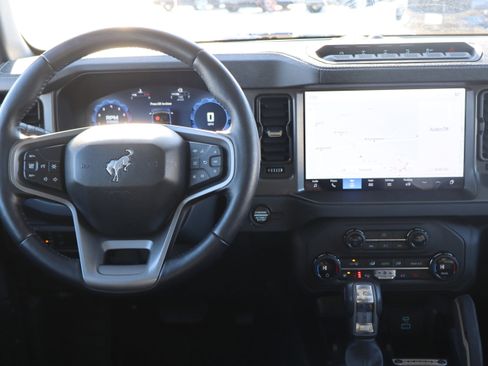 Used 2025 Ford Bronco Badlands image 14