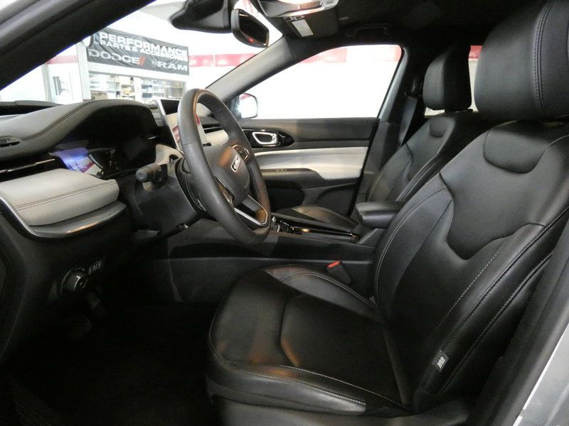 Used 2025 Jeep Compass Limited AWD/4WD image 10