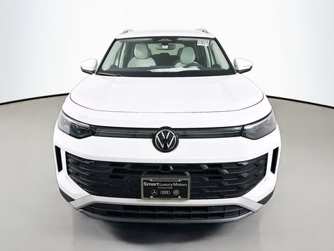New 2025 Volkswagen Tiguan SE image 2