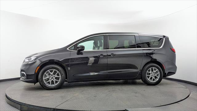 Used 2023 Chrysler Pacifica Touring-L FWD image 3