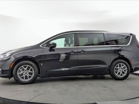 Used 2023 Chrysler Pacifica Touring-L FWD image 3