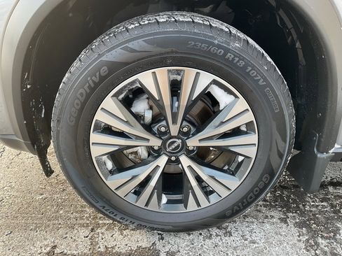 Used 2023 Nissan Rogue SV image 9